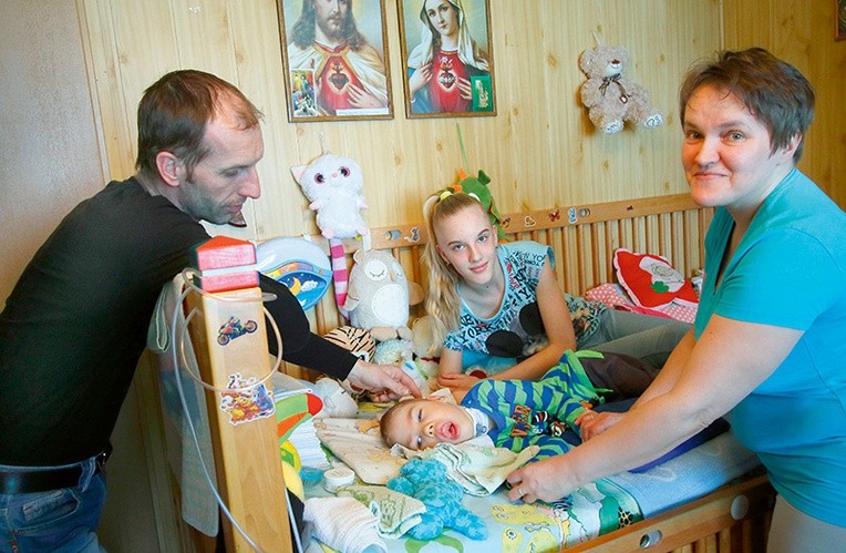Przy łóżku Jasia nieustannie czuwają mama Teresa, tata Dariusz  i siostra Gabrysia.