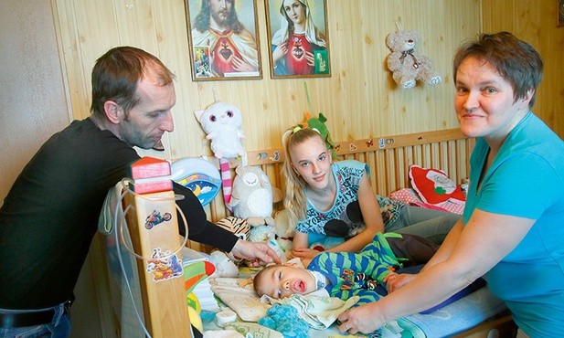 Przy łóżku Jasia nieustannie czuwają mama Teresa, tata Dariusz  i siostra Gabrysia.