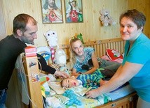 Przy łóżku Jasia nieustannie czuwają mama Teresa, tata Dariusz  i siostra Gabrysia.