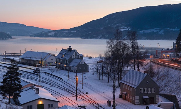 Stacja kolejowa nad jeziorem w Notodden.