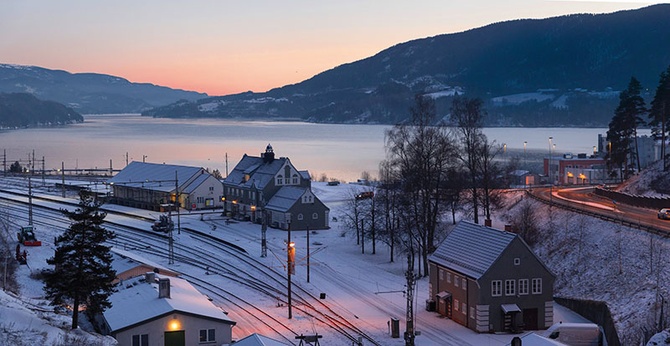 Stacja kolejowa nad jeziorem w Notodden.