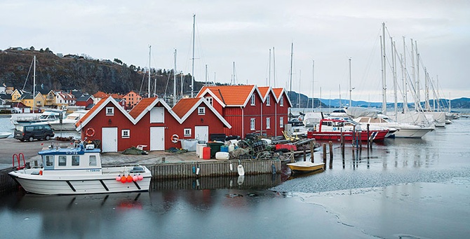 Żaglówki w porcie  w miasteczku Holmestrand.