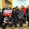 Grupa osób pielęgnujących pamięć o śp. ks. Władysławie Gurgaczu i modlących się za jego beatyfikację