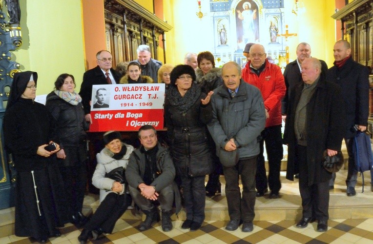 Grupa osób pielęgnujących pamięć o śp. ks. Władysławie Gurgaczu i modlących się za jego beatyfikację