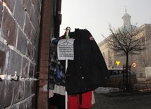 Wieszak z ubraniami  przy ul. Plebiscytowej w Katowicach