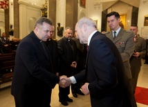Mianowanie na stopień podporucznika z rąk Antoniego Macierewicza, ministra obrony narodowej, odbiera ks. Ignacy Bokwa