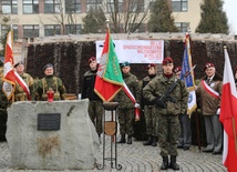 Rocznicowa uroczystość pod pomnikiem Cichociemnych w Dębowcu