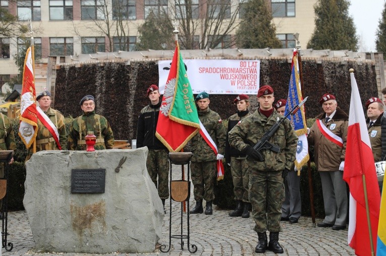 Rocznicowa uroczystość pod pomnikiem Cichociemnych w Dębowcu