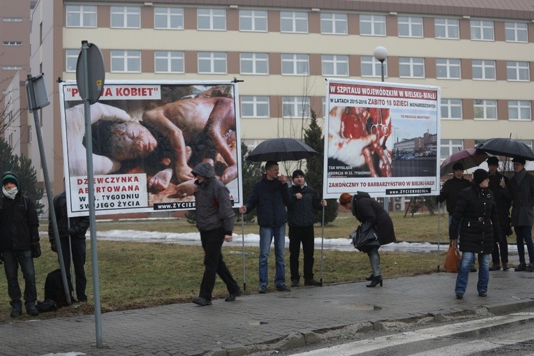 Wolontariusze Fundacji Życie i Rodzina pikietowali przed bielskim Szpitalem Wojewódzkim