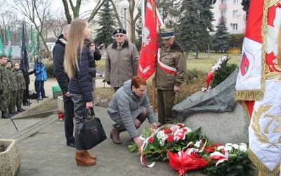 Wnuczka mjr. Franciszka Jaskulskiego Renata Jabłkowska-Marek złożyła kwiaty pod pomnikiem poświęconym jej dziadkowi oraz żołnierzom Armii Krajowej i Zrzeszenia Wolność i Niezawisłość 