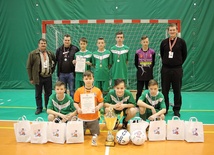Zwycięska drużyna parafii w Witoni z opiekunami