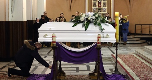 Odeszłaś cicho i bez pożegnania