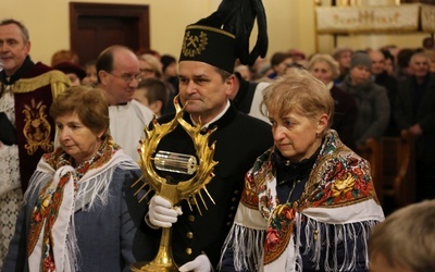 Delegacje młodzieży i dorosłych w parafian uroczyście wniosły do świątyni relikwiarze apostołów Bożego Miłosierdzia