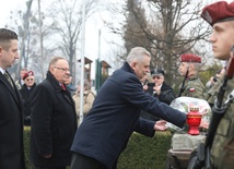 Złożenie kwiatów pod pomnikiem upamiętniającym pierwszych Cichociemnych, którzy wylądowali w okupowanej Polsce, w Dębowcu
