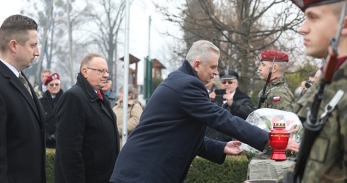 Złożenie kwiatów pod pomnikiem upamiętniającym pierwszych Cichociemnych, którzy wylądowali w okupowanej Polsce, w Dębowcu