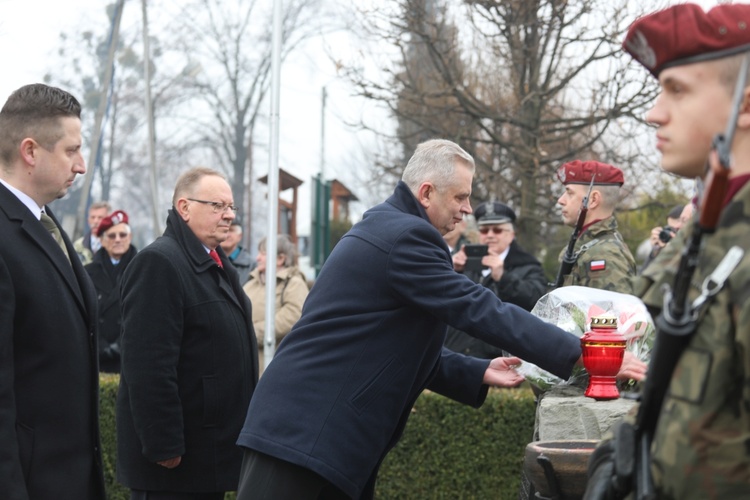 Złożenie kwiatów pod pomnikiem upamiętniającym pierwszych Cichociemnych, którzy wylądowali w okupowanej Polsce, w Dębowcu