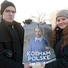 Agata Wojniarska i Adam Szabelak z plakatem, który rozdawano przechodniom.