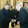 Mianowanie z rąk Antoniego Macierewicza, ministra obrony narodowej, odbiera ks. Ignacy Bokwa.