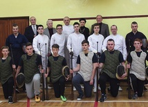 Członkowie grupy rekonstrukcyjnej, a w ostatnim rzędzie  od lewej: Józef Wojcieszek, Zdzisław Szulakiewicz, Paweł Łuk-Murawski, Sylwia Łyżwa, dyrektor PSP nr 28, i Andrzej Mędrzycki.