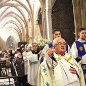 Po Eucharystii wewnątrz katedry odbyła się procesja fatimska, podczas której odmówiono Różaniec. Nabożeństwu przewodniczył ks. dr Marian Biskup, dyrektor Wydziału Duszpasterskiego Kurii Metropolitalnej Wrocławskiej.