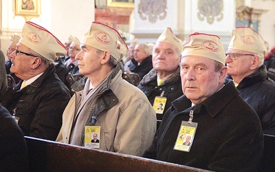 ▲	Można ich rozpoznać po charakterystycznych elementach stroju. Są obecni w czasie wszystkich najważniejszych archidiecezjalnych uroczystości.