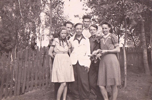 ▲	Spotkanie jaszczurkowców w 1941 roku. Od lewej: Stefania Wyczyńska, Stefan Murawski, Zygmunt Grochocki, Izydor Gencza, Paweł Wyczyński, Elżbieta Resmer.