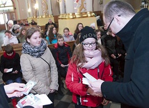 ▲	Po Mszy św. ks. Krzysztof Majerczak wręczył uczniom legitymacje.