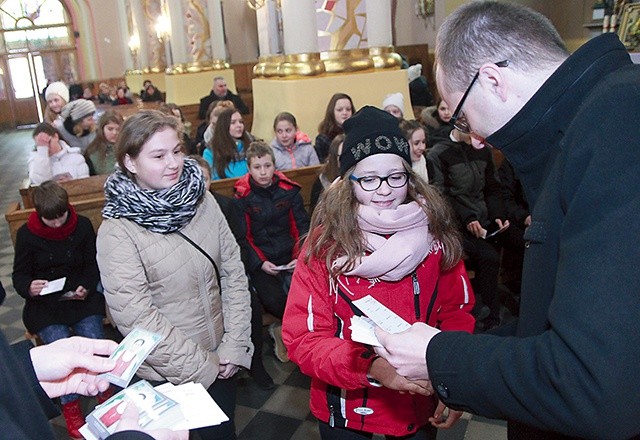 ▲	Po Mszy św. ks. Krzysztof Majerczak wręczył uczniom legitymacje.