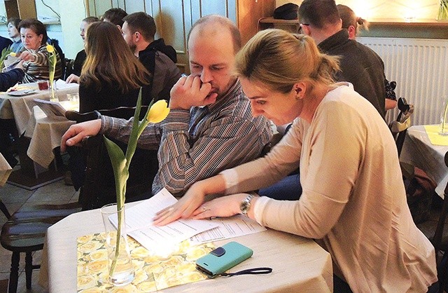 ◄	Uczestnicy warsztatów „Przystańcie w drodze”.