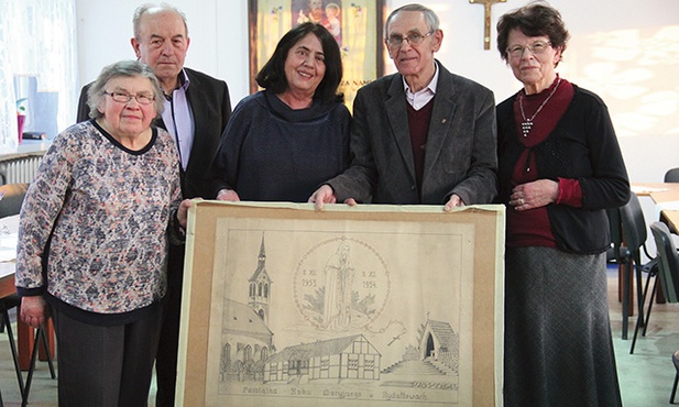 Rydułtowscy przyjaciele ks. Blachnickiego: Dorota Brzonkalik, Henryk Nawrat, Janina Rak, Jerzy Bindacz i Halina Mura. Trzymają oryginalny projekt cegiełki na budowę Domku Maryi.