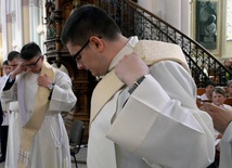 Diakon nosi stułę założoną w poprzek ciała i wierzchnią szatę liturgiczną zwaną dalmatyką