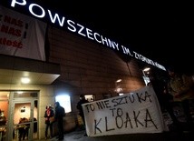 Zalecałbym pikiety pod ratuszem, a nie pod teatrem