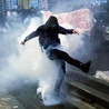 Bardzo gwałtowny charakter przybrały protesty przeciwko brutalności policji podczas interwencji, do jakich doszło na przedmieściach Paryża.