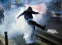 Bardzo gwałtowny charakter przybrały protesty przeciwko brutalności policji podczas interwencji, do jakich doszło na przedmieściach Paryża.