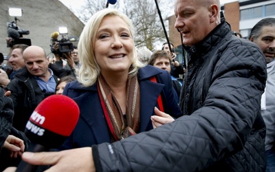 Sondaż: Marine Le Pen się umacnia