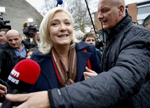 Sondaż: Marine Le Pen się umacnia