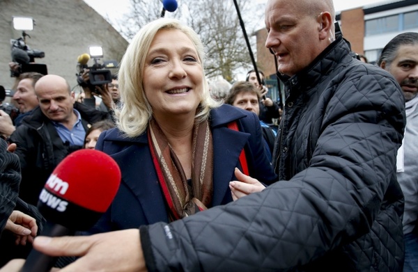 Sondaż: Marine Le Pen się umacnia