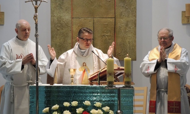 Od lewej: ks. Stanisław Wawrzyńczyk, ks. Mariusz Antczak i ks. Krzysztof Ryszka w kościele garnizonowym