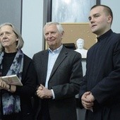 Zyta i Jerzy Kołodziejowie z ks. Pawłem Radziejewskim SDS