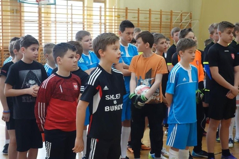 Ministranci i lektorzy na boisku