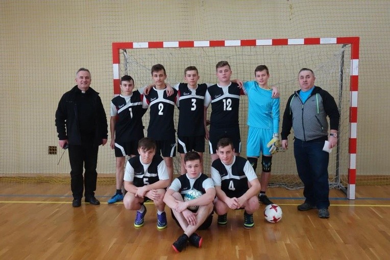 Ministranci i lektorzy na boisku