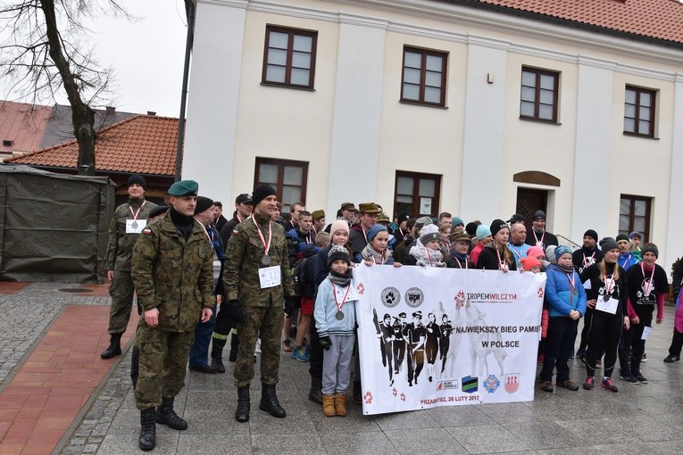 Uczestnicy największego biegu pamięci w Polsce na przasnyskim rynku