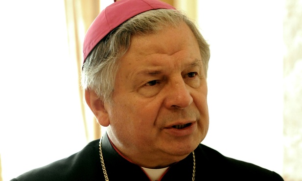 - Czy artysta może w dowolny sposób wypowiadać swoje poglądy - bez względu na to, czy rani widza, poniża naród, poniża świętość czy świętego? - pyta bp Henryk Tomasik