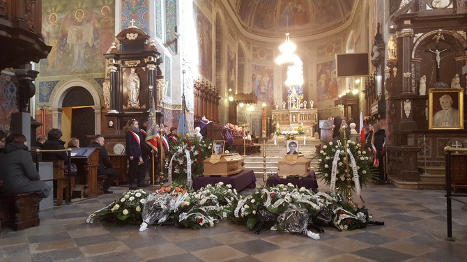 Uroczystości pogrzebowe sióstr służek Edyty Figury i Teresy Żbikowskiej w płockiej katedrze
