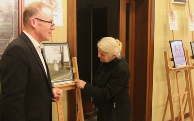 Michał Tęcza z mamą Joanną podczas otwarcia wystawy.