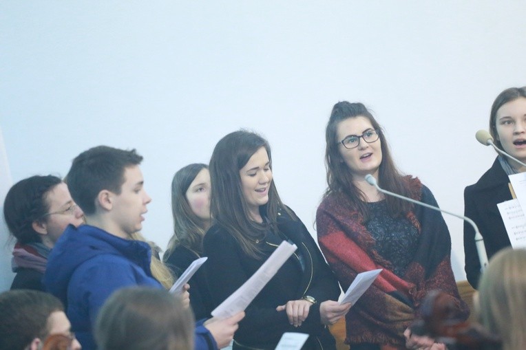 Modlitwa przy grobie ks. Blachnickiego