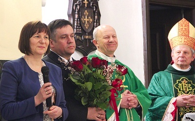 ▲	Za przewodniczenie Eucharystii i wspólną modlitwę dziękowali bp. Henrykowi Tomasikowi Iwona i Zbigniew Bielowie.