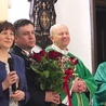 ▲	Za przewodniczenie Eucharystii i wspólną modlitwę dziękowali bp. Henrykowi Tomasikowi Iwona i Zbigniew Bielowie.