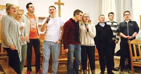 ▲	Aby pośpiewać, Paulina odłożyła przygotowania do matury, a Marcin – do egzaminów na studiach.