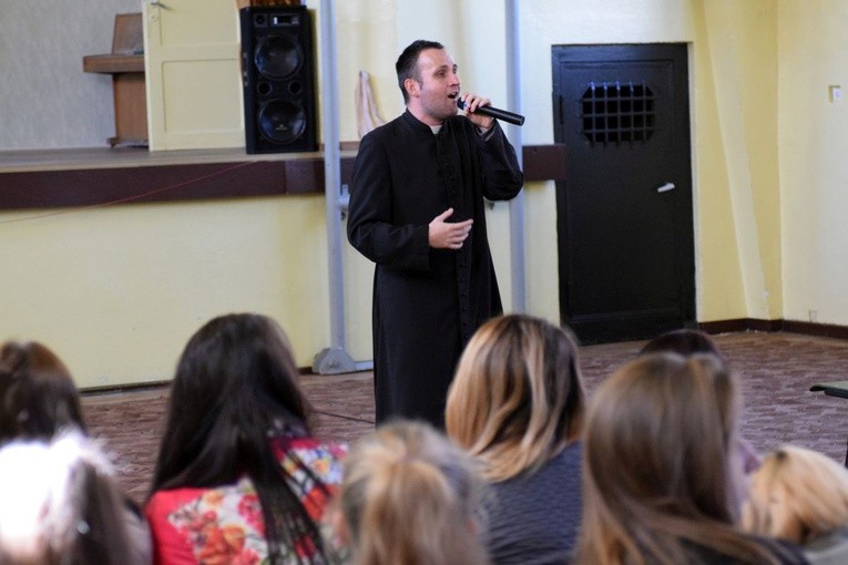 ks. Jakub Bartczak w świdnickiej szkole